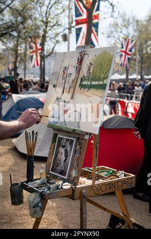 Londra, 4 maggio 2023. La gente hvae ha cominciato a campeggiare fuori per assicurarsi i punti principali per guardare l'incoronazione di re Carlo. Qui un artista immortalerà la crescente città tenda in vernice. Il suo cavalletto tiene un ritratto della defunto Regina Elisabetta. (Tennessee Jones - Alamy Live News) Foto Stock