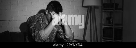 Veterano militare in mimetizzazione che soffre di disordine mentale a casa, banner, immagine stock Foto Stock