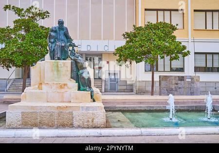 Il monumento in bronzo Cayetano del Toro sul massiccio piedistallo in pietra con fontana su Plaza Fragela, Cadice, Spagna Foto Stock