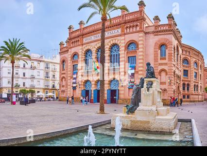 La fontana e il monumento in bronzo a Cayetano del Toro contro il teatro Gran Teatro Falla, Cadice, Spagna Foto Stock