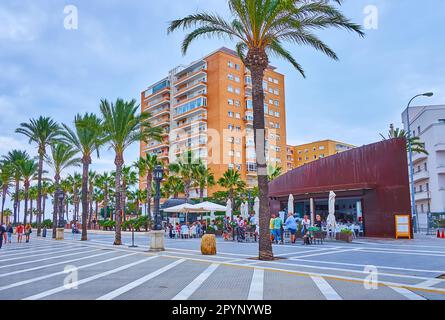 CADICE, SPAGNA - 21 SETTEMBRE 2019: La passeggiata della spiaggia di la Caleta con la linea di palme, ristoranti all'aperto e case moderne sullo sfondo, il 21 settembre in Foto Stock