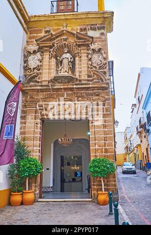 CADICE, SPAGNA - 21 SETTEMBRE 2019: L'ingresso scolpito medievale dell'Hotel Boutique Convento Cadiz, situato nel Convento di Santo Domingo, il 21 settembre a Cadice Foto Stock