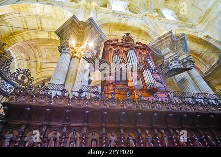 CADICE, SPAGNA - 21 SETTEMBRE 2019: L'organo a tubo e il coro in legno della Cattedrale di Cadice contro la volta in pietra scolpita, il 21 settembre a Cadice Foto Stock