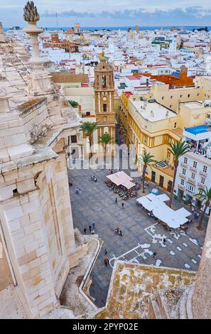 Il campanile della Chiesa di Santiago Apostol e Piazza della Cattedrale dal tetto della Cattedrale di Cadice, Spagna Foto Stock