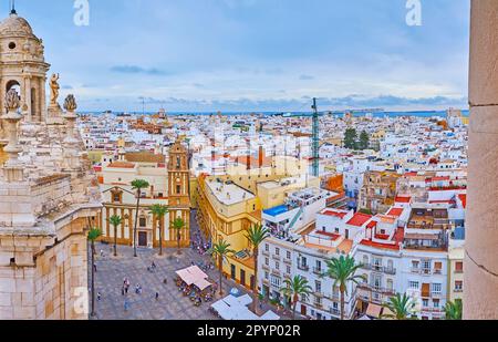 La vecchia casa di Cadice dal campanile della Cattedrale, la costa è visto sullo sfondo, Costa de la Luz, Spagna Foto Stock