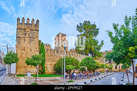 EL PUERTO, SPAGNA - 21 SETTEMBRE 2019: Il piccolo ristorante all'aperto nel parco verde alle mura del castello di Castillo de San Marcos, Calle Canas, il 21 settembre a El P Foto Stock