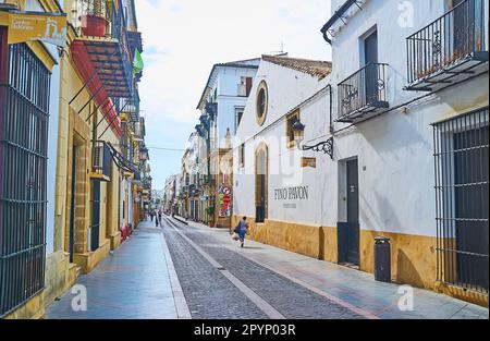 EL PUERTO, SPAGNA - 21 SETTEMBRE 2019: La stretta Calle Palacios con alloggi storici e la costruzione di vecchia cantina (bodegas) Puerto fino di Caballero Wineri Foto Stock