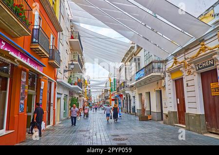 EL PUERTO, SPAGNA - 21 SETTEMBRE 2019: La strada dello shopping affollata Calle Luna con edifici storici, negozi, caffè, case del vino e pedoni a piedi, Foto Stock