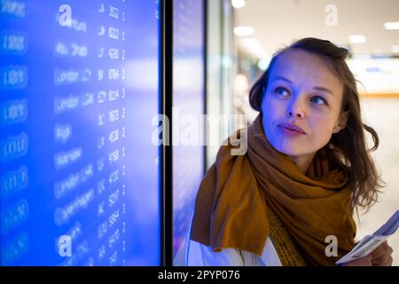 Situazione di volo annullata - giovane, viaggiatore grazioso femminile che impara circa il suo volo che è cancellato, incapace di ottenere oggi a casa Foto Stock