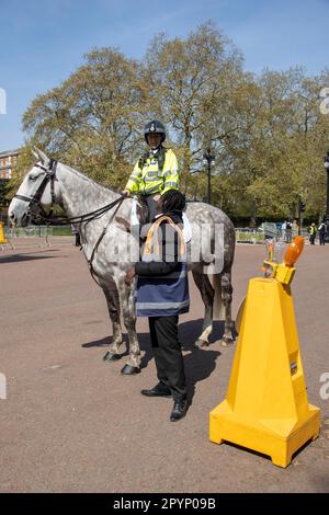 Londra, Regno Unito, 04/05/2023, con l'avvicinarsi della Giornata dell'incoronazione di Re Carlo, il centro di Londra vede una maggiore presenza della polizia. La polizia metropolitana ha annunciato il mercoledì i loro piani per implementare la tecnologia di riconoscimento facciale in tempo reale in tutto il centro della città durante l'evento reale di questo fine settimana. Credit: Sinai Noor/Alamy Live News Foto Stock