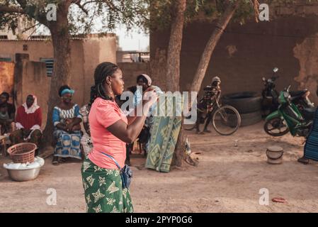 Ouagadougou, Burkina Faso. Dicembre 2017. Alcune donne del servizio sanitario mostrano agli abitanti del villaggio come prevenire la malaria Foto Stock