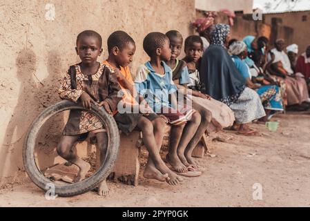 Ouagadougou, Burkina Faso. Dicembre 2017. Alcune donne del servizio sanitario mostrano agli abitanti del villaggio come prevenire la malaria Foto Stock