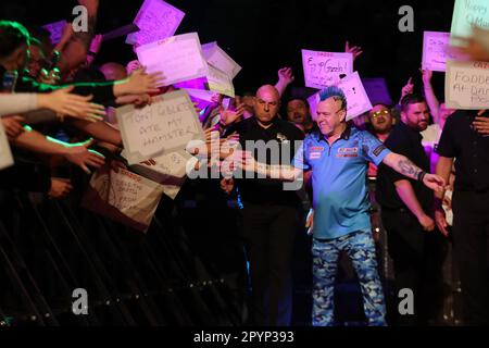 AO Arena, Victoria Station, Manchester, Regno Unito. 4th maggio, 2023. X durante la sua partita contro x durante la Cazoo Premier League Darts Night 14 del 2023 all'AO Arena, a Manchester. Credit: Touchlinepics/Alamy Live News Foto Stock