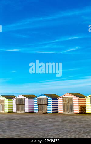 Capanne da spiaggia color pastello sul Molo di Hastings, Hastings, Inghilterra, Regno Unito Foto Stock