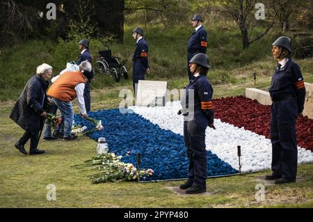 WASSENAAR - Commemorazione presso l'ex sito di esecuzione Waalsdorpervlakte nelle dune di Wassenaar. Mentre suona il campanello di Bourdon, la gente cammina in processione davanti al monumento e commemora le vittime della seconda guerra mondiale. ANP EVA PLEVIER olanda fuori - belgio fuori Foto Stock