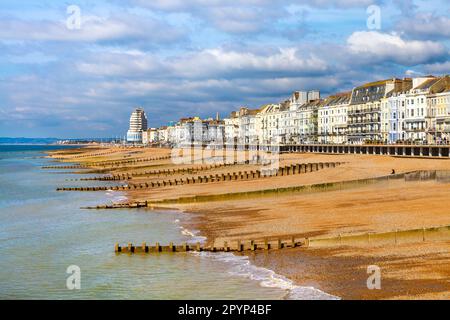 Vista di St. Leonards su Sea Beach da Hasings Pier, Hastings, East Sussex, Regno Unito Foto Stock