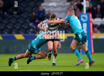 Il Liam Sutcliffe del Hull FC è affrontato dalla Morgan Smithies (a destra) dei Guerrieri Wigan durante la partita della Betfred Super League al MKM Stadium di Hull. Data immagine: Giovedì 4 maggio 2023. Foto Stock