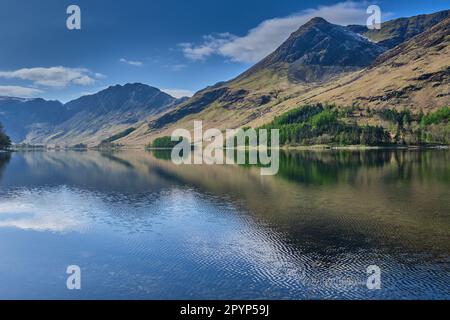 Hay Stacks e High Crag si riflettono a Buttermere, Lake District, Cumbria Foto Stock