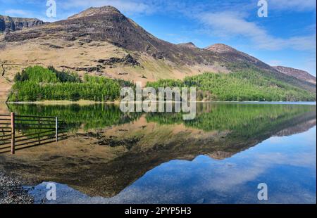 L'alta piastrella e il Red Pike si riflettono a Buttermere, Lake District, Cumbria Foto Stock