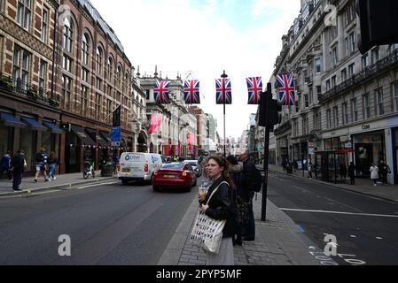 Giorni prima dell'incoronazione di Re Carlo 111 , Bond Street e strade nel centro di Londra drappeggiato con Union Jacks e punti digitali sono stati il pubblico può accedere all'incoronazione per ottenere codici digitali per guardare la cerimonia su lì telefoni cellulari .. Foto Stock