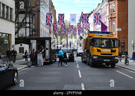 Giorni prima dell'incoronazione di Re Carlo 111 , Bond Street e strade nel centro di Londra drappeggiato con Union Jacks e punti digitali sono stati il pubblico può accedere all'incoronazione per ottenere codici digitali per guardare la cerimonia su lì telefoni cellulari .. Foto Stock