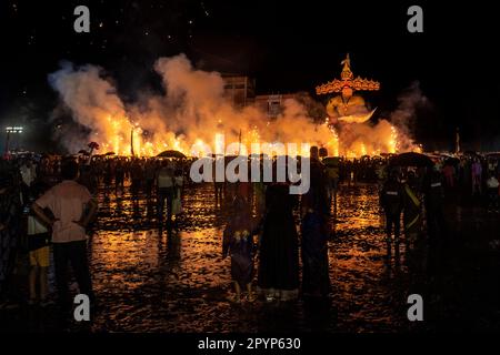 Una folla guarda la combustione di un effigie di Ravana durante Dussehra, Ujjain, Madhya Pradesh, India Foto Stock