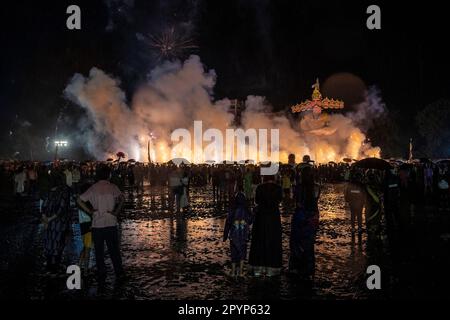 Una folla guarda la combustione di un effigie di Ravana durante Dussehra, Ujjain, Madhya Pradesh, India Foto Stock