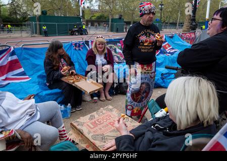 Londra, Regno Unito. 4 maggio 2023. I superfani reali mangiano la pizza dopo essere arrivati presto sul Mall e accampati fuori davanti all'incoronazione del re Carlo III e della regina Camilla il 6 maggio. Credit: Stephen Chung / Alamy Live News Foto Stock