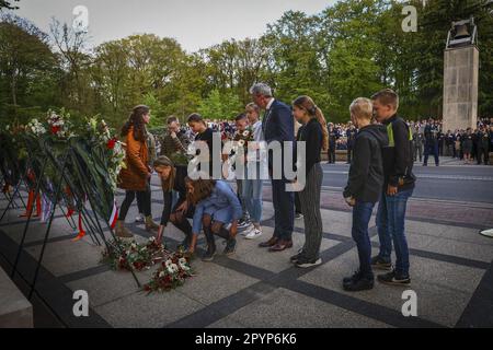 RHENEN - 04/05/2023, gli scolari di Rhenen hanno prestato una corona insieme al sindaco durante la Giornata Nazionale della memoria militare presso il campo militare d'onore di Grebbeberg. ANP VINCENT JANNINK olanda fuori - belgio fuori Foto Stock