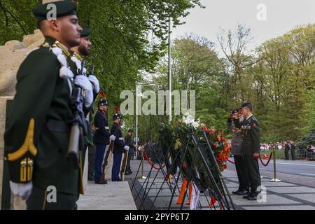 RHENEN - 04/05/2023, Un soldato tedesco e olandese del primo corpo militare tedesco-olandese (1 GNC) ha prestato insieme una corona durante la Giornata Nazionale della memoria militare presso il campo militare d'onore di Grebbeberg. ANP VINCENT JANNINK olanda fuori - belgio fuori Foto Stock