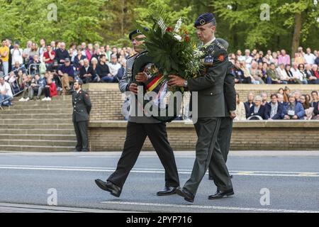 RHENEN - 04/05/2023, Un soldato tedesco e olandese del primo corpo militare tedesco-olandese (1 GNC) ha prestato insieme una corona durante la Giornata Nazionale della memoria militare presso il campo militare d'onore di Grebbeberg. ANP VINCENT JANNINK olanda fuori - belgio fuori Foto Stock