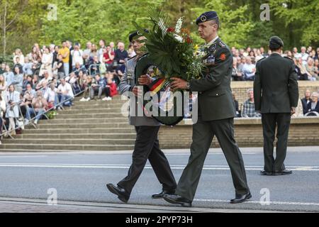 RHENEN - 04/05/2023, Un soldato tedesco e olandese del primo corpo militare tedesco-olandese (1 GNC) ha prestato insieme una corona durante la Giornata Nazionale della memoria militare presso il campo militare d'onore di Grebbeberg. ANP VINCENT JANNINK olanda fuori - belgio fuori Foto Stock