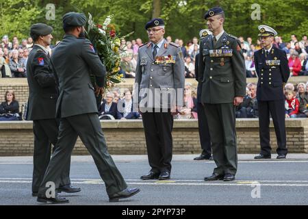 RHENEN - 04/05/2023, Un soldato tedesco e olandese del primo corpo militare tedesco-olandese (1 GNC) ha prestato insieme una corona durante la Giornata Nazionale della memoria militare presso il campo militare d'onore di Grebbeberg. ANP VINCENT JANNINK olanda fuori - belgio fuori Foto Stock