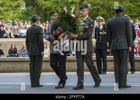 RHENEN - 04/05/2023, Un soldato tedesco e olandese del primo corpo militare tedesco-olandese (1 GNC) ha prestato insieme una corona durante la Giornata Nazionale della memoria militare presso il campo militare d'onore di Grebbeberg. ANP VINCENT JANNINK olanda fuori - belgio fuori Foto Stock