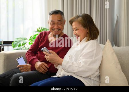 Anziani felici e sani nonni che si rilassano a casa Foto Stock
