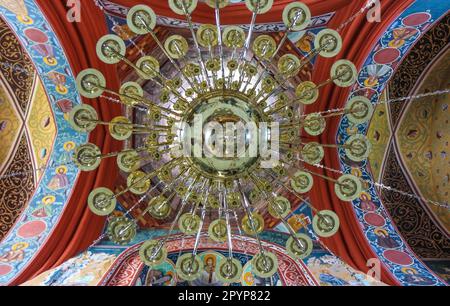 Lampadario all'interno del monastero degli uomini cristiani ortodossi orientali di Suprasl Lavra in Polonia del XVI secolo Foto Stock