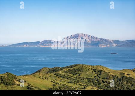 Le montagne dell'Atlante in Marocco visto attraverso lo stretto di Gibilterra da un punto panoramico vicino a Tarifa, Spagna Foto Stock