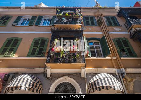 Fiori colorati appesi su un balcone in ferro a Gibilterra Foto Stock