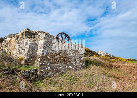 Vecchia casa tortuosa sulla cima della collina sopra Porth Wen mattoni vicino Amlwch sulla costa nord di Anglesey, Galles del Nord. Foto Stock