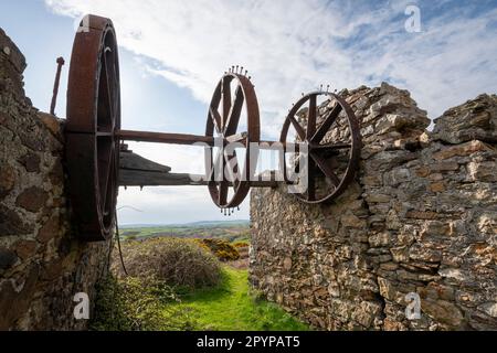 Vecchia casa tortuosa sulla cima della collina sopra Porth Wen mattoni vicino Amlwch sulla costa nord di Anglesey, Galles del Nord. Foto Stock
