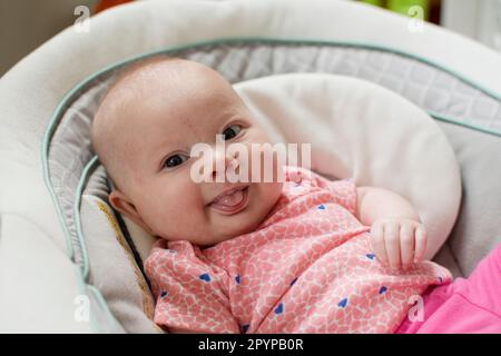 Felice bambina caucasica che si sporca la lingua Foto Stock