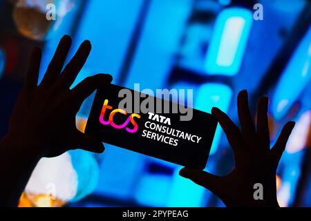 In questa immagine, il logo Tata Consultancy Services Limited (TCS) viene visualizzato sullo schermo dello smartphone. Foto Stock