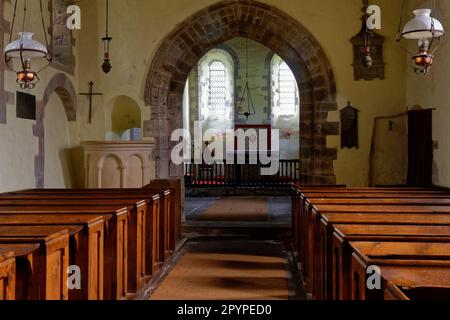 La navata della chiesa di San Davide, Llanthony, Grade i ha elencato la chiesa del 12th ° secolo nel Brecon Beacons, Galles del Sud, Regno Unito Foto Stock