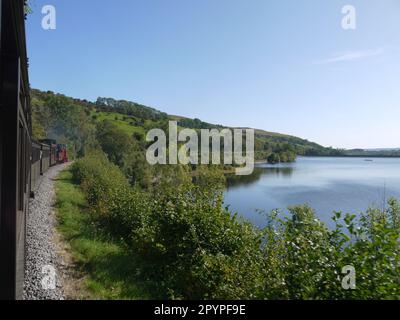 Taf Fechan Reservoir o Pontsticill Reservoir (Cronfa Pontsticill), visto dalla Ferrovia di Brecon Mountain (Rheilffordd Mynydd Brycheiniog) Foto Stock