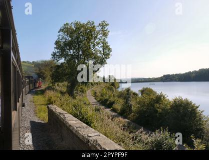 Taf Fechan Reservoir o Pontsticill Reservoir (Cronfa Pontsticill), visto dalla Ferrovia di Brecon Mountain (Rheilffordd Mynydd Brycheiniog) Foto Stock