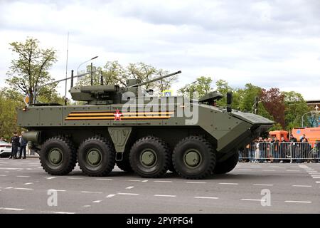 Mosca, Russia - 2023 maggio: Il portatore armato russo Boomerang in via Tverskaya durante una prova della parata della Vittoria Foto Stock