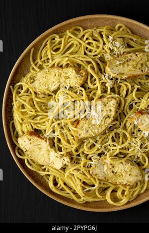 Pesto alla Genovese fatto in casa Pasta su un piatto su sfondo nero, vista dall'alto. Giacitura piana, sovratesta, dall'alto. Foto Stock