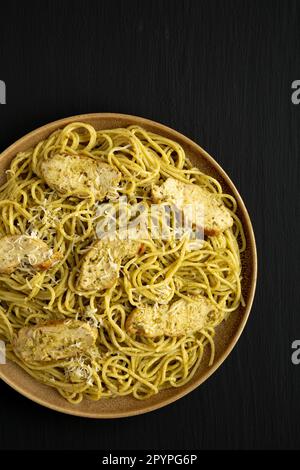 Pesto alla Genovese fatto in casa Pasta su un piatto su sfondo nero, vista dall'alto. Giacitura piana, sovratesta, dall'alto. Foto Stock