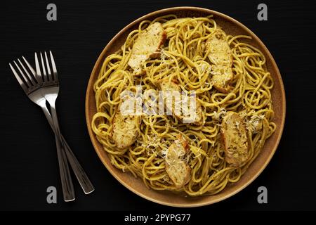 Pesto alla Genovese fatto in casa Pasta su un piatto su sfondo nero, vista dall'alto. Giacitura piana, sovratesta, dall'alto. Foto Stock