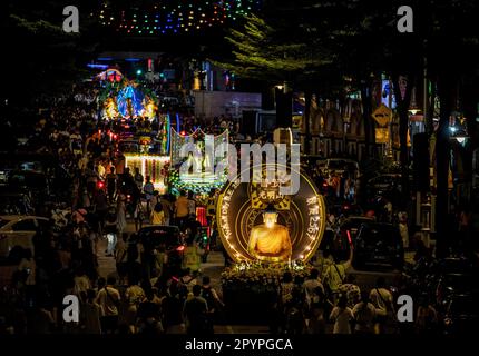 Kuala Lumpur, Malesia. 04th maggio, 2023. Una statua del Buddha galleggia e i devoti sfilano durante la processione del giorno del Wesak a Kuala Lumpur. Wesak, o scritto come Vesak, conosciuto anche come Buddha Purnima o Buddha Day, è un giorno celebrato dai buddisti di tutto il mondo il 4 maggio, per celebrare il santo Vesak per onorare la nascita, l'illuminazione e il passaggio del Signore Buddha 2.550 anni fa. Credit: SOPA Images Limited/Alamy Live News Foto Stock